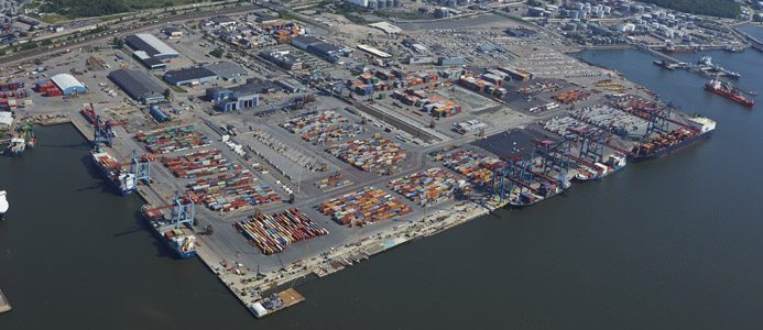 Flygbild u00f6ver Gu00f6teborgs Hamn. Bildku00e4lla: APM Terminals