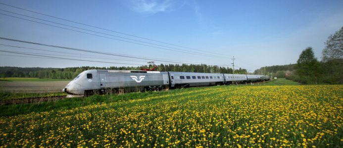 X 2000 på väg genom ett försomrigt Sverige.