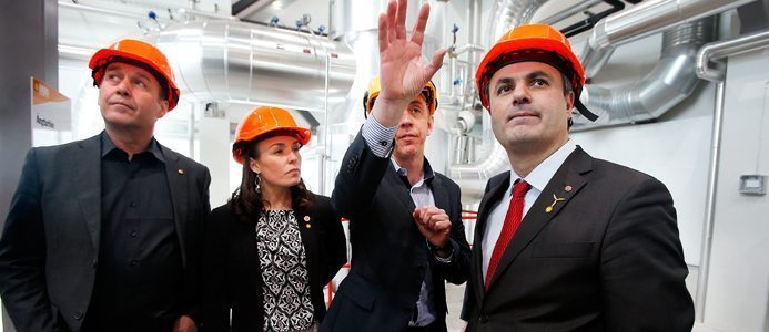 Energiminister Ibrahim Baylan pu00e5 Hedenverket i Karlstad