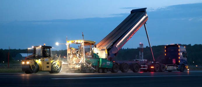 Asfaltering flygplats nattetid. Bild: Peab