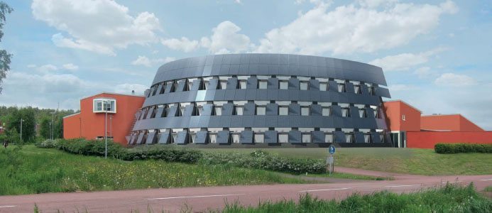 Murman Arkitekter u00e4r huvudarkitet och har samarbetat med inredningsarkitekten Signatur B. Bygger gu00f6r Byggfirma Hans Mattsson och byggmaterialet u00e4r tru00e4 med limtru00e4balkar. Som fasadmaterial anvu00e4nds solceller su00e5 lu00e5ngt det u00e4r mu00f6jligt. Ett passivhus utformat i samarbete med Hans Eek. Illustration: Murman Arkitekter