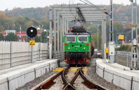 Dubbla järnvägsspår över älven i drift