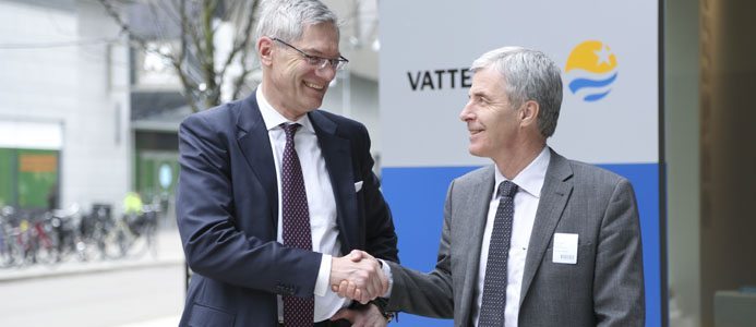 På bild Magnus Hall och Petter Holland skakar hand i och med det nya samarbetet mellan Preem och Vattenfall. Bild: Preem