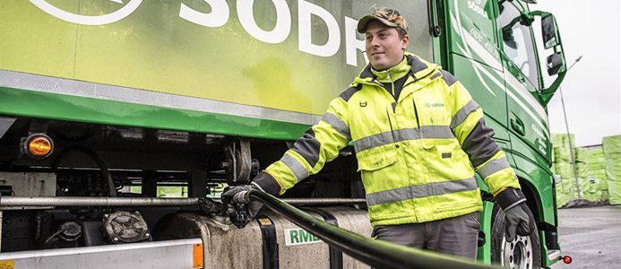 Flertalet av Södras anläggningar tankar enbart sina arbetsfordon med fossilfri HVO-diesel* precis som Södras eget åkeri med 24 lastbilar. Fotograf: Eijer Andersson