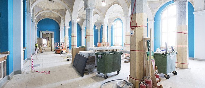 Ljuset flödar in i utställningssalarna efter att tidigare igensatta fönster nu öppnats upp. Foto: Melker Dahlstrand
