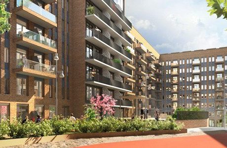 Pengaregn över installatören när kontor byggs om