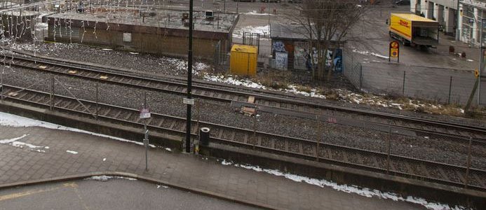 Vy från Järnvägsgatan mot befintliga torget. Fotograf: Fredrik Hjerling