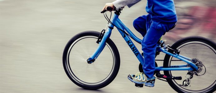 Barn som cyklar