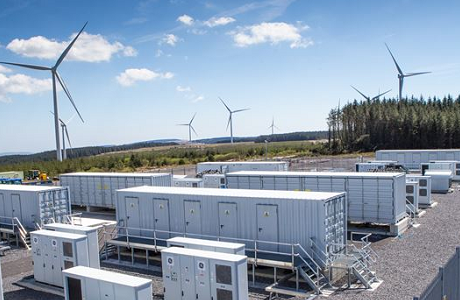 Stor batterianläggning i drift vid vindkraftspark