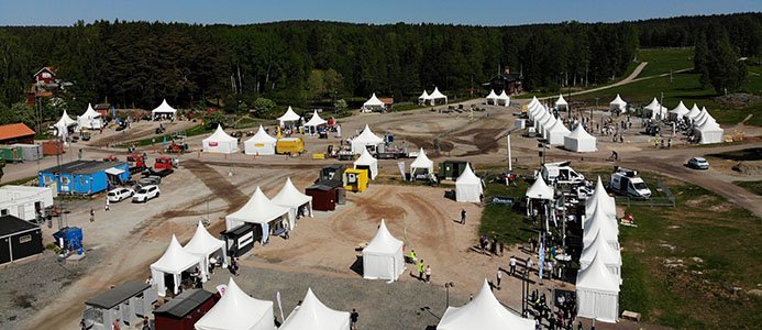På bilden syns tre av mässans åtta stationer. Längst ut till vänster syns Hallingsplast Sverige AB och bakom dem den damm dem använt för att demonstrera sin produkt.