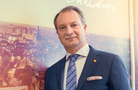 Erik Olsson tar in ny partner
