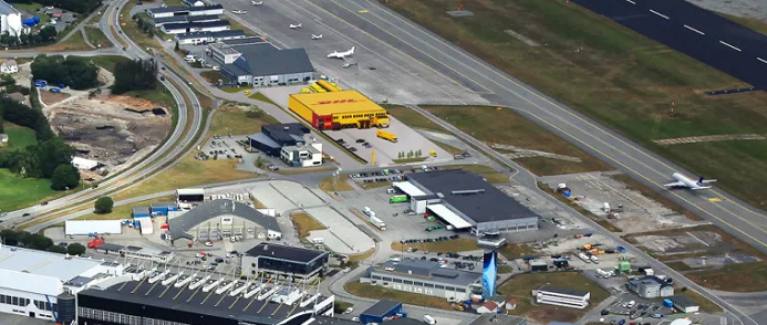 DHL Express nya terminal ligger i direkt anslutning till landningsbanan på flygplatsen i Stavanger.