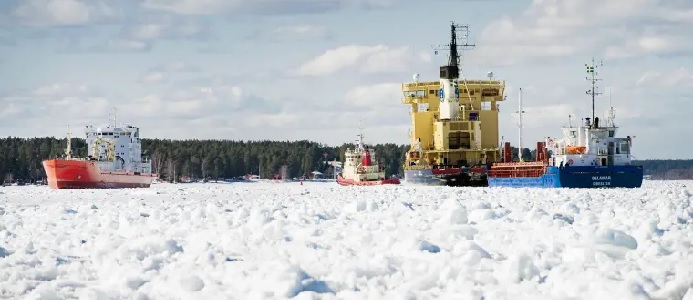 ​Isen ställer till stora problem för sjöfarten i Luleå hamn. Nu startar ett isreduceringsprojekt inom ramen för farledsprojekt Malmporten. Foto: Luleå hamn