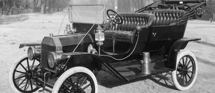 Det här är dock inte en elbil. Långt ifrån. På bilden syns en Ford Model T, som när den tillverkades utgjorde hälften av världens bilproduktion. Just denna bild är tagen 1910 i Utah av Harry Shipler. Vi har kommit en bra bit sedan dess.