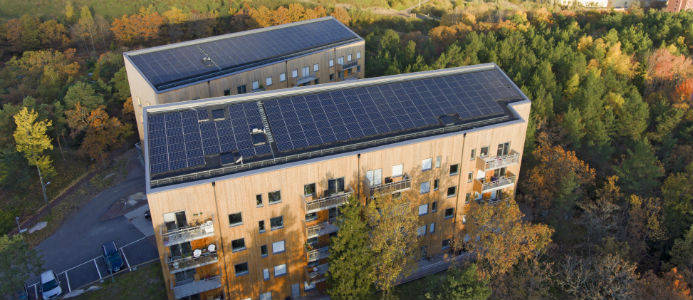 På bilden syns Kvarteret Taklampan i Stockholm som har solceller på taket och som fick föreningen Svensk Solenergis hedersomnämnande ”Årets anläggning 2017”. Fotograf: Solkompaniet/Einar Mattsson