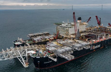 Två rörläggningsfartyg arbetar med Nord Stream 2