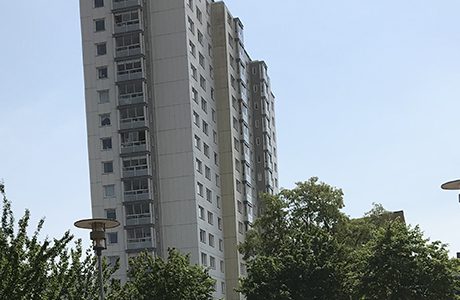 Äldre bor kvar under utmanande renovering