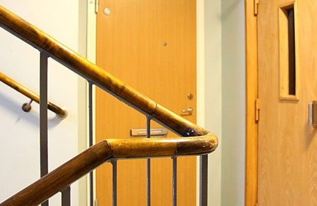 Granne med betalningsanmärkning – värre än en dömd brottsling