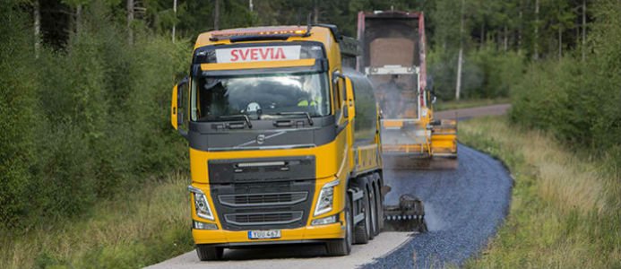 Tankbeläggning används på 85 procent av Sveriges vägar och är det mest miljövänliga beläggningsalternativet. Foto: Markus Marcetic.
