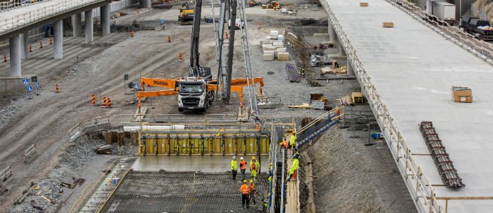 Vy från Heron City, pågående bygget av gång- och cykelbro. Foto: Mikael Ullén / Trafikverket