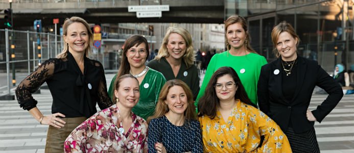 Främre raden: Anna-Carin Windahl, Viktoria Raft, Amira El-Bidawi. Foto: Kraftkvinnorna