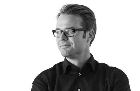 Serneke omorganiserar
