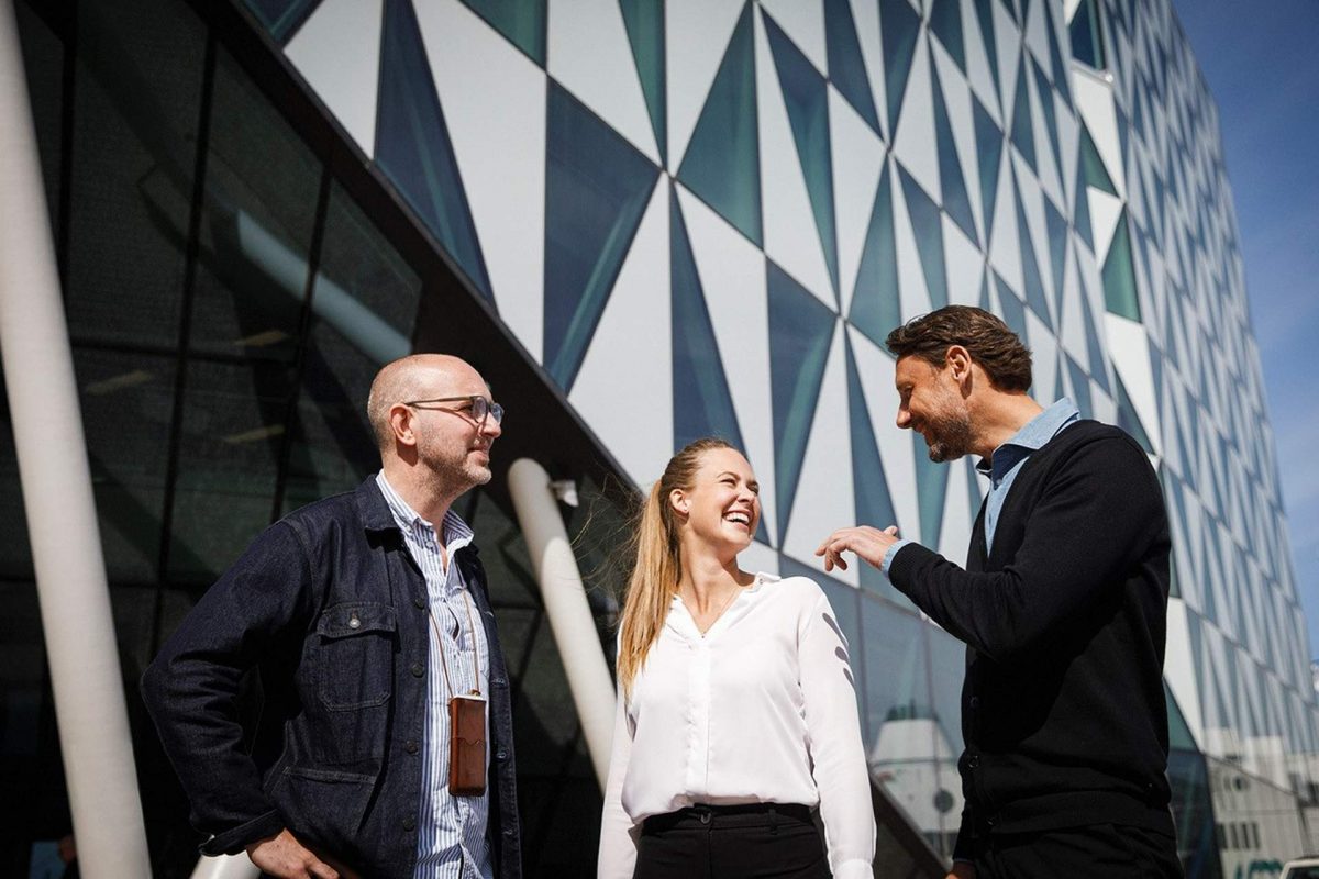Sebastian Wigström, Hållbarhetschef Ryds Glas, Kajza Ekblad, Projektledare Hetch och Hans Andersson, Affärsutvecklare Wihlborgs Fastigheter, framför Prismahuset i Helsingborg. Bild: Ryds Glas