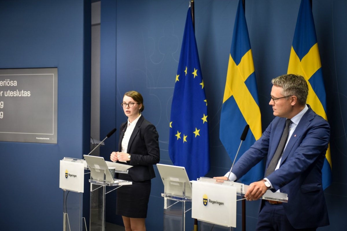 Civilminister Ida Karkiainen och bostadsminister och biträdande arbetsmarknadsminister Johan Danielsson. Foto: Robin Ek / TT