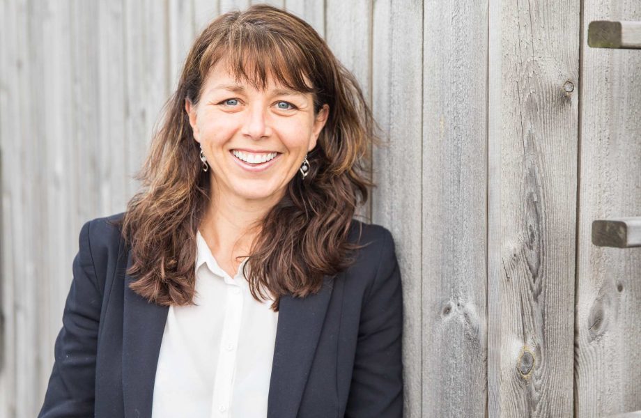 Hon tar plats som  direktör för Svenskt Trä