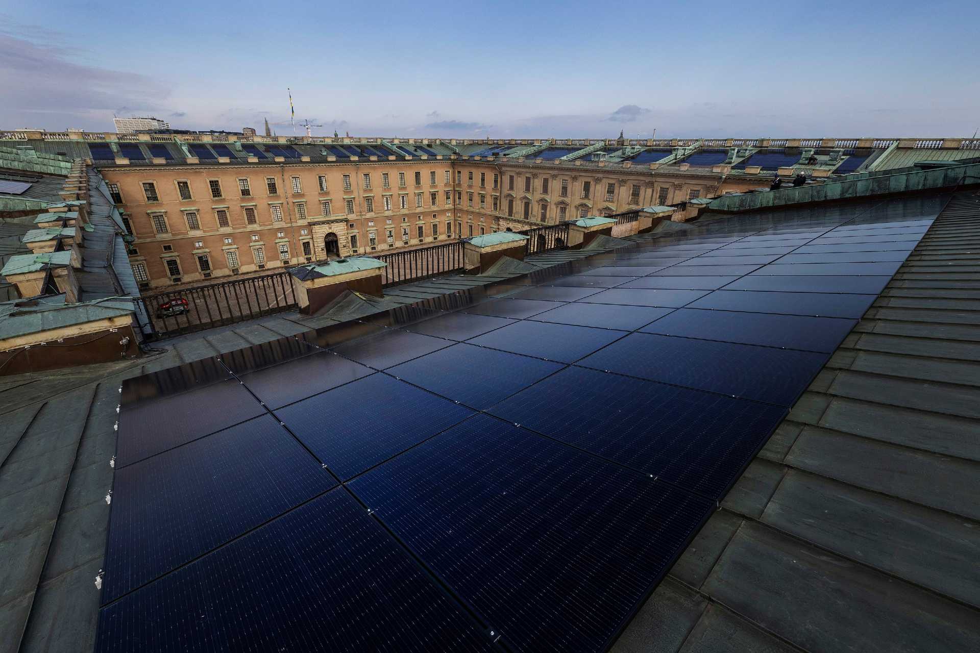 Solceller på slottets tak – syns bara från himlen