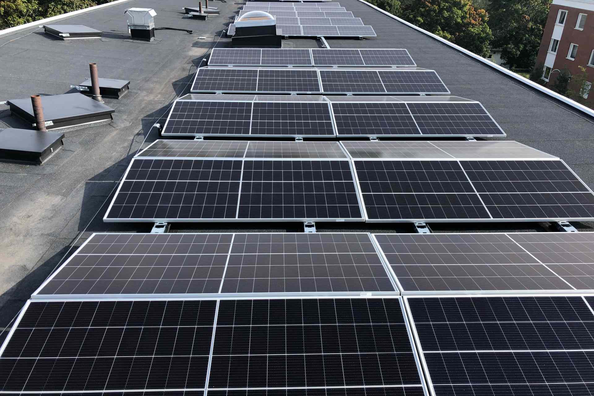 Här installeras Stockholms största solcellspark