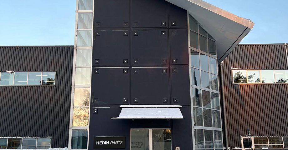 SLP:s nya logistikfastighet i Nyköping har totalrenoverats Logo