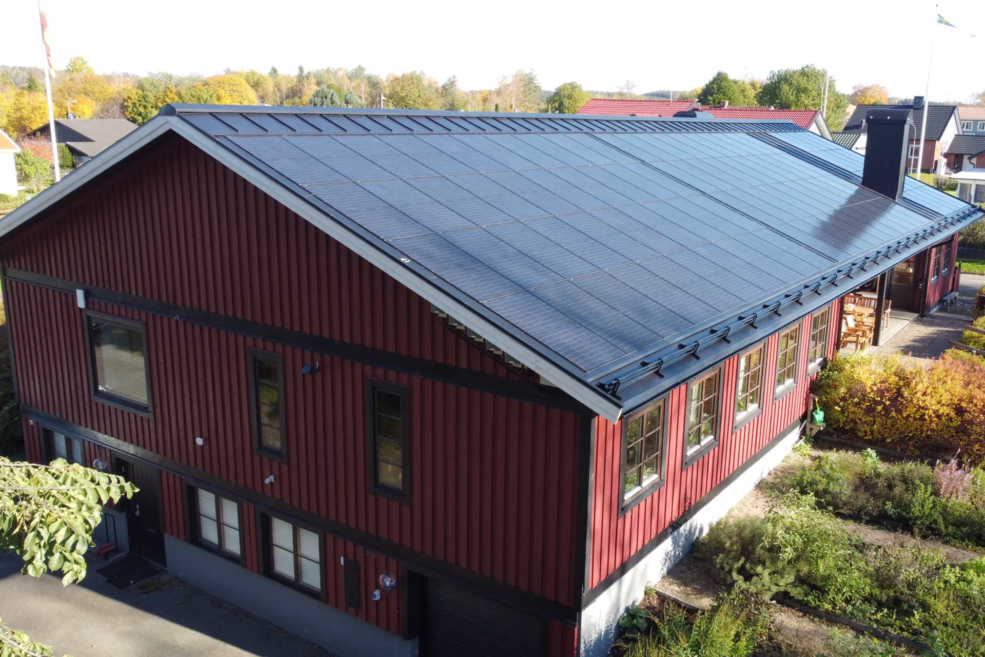 Hedareds församlingshem med solcellstaket Smart Solar Roof. Foto: Martin Bäringtoft. Bildkälla: Raymond.