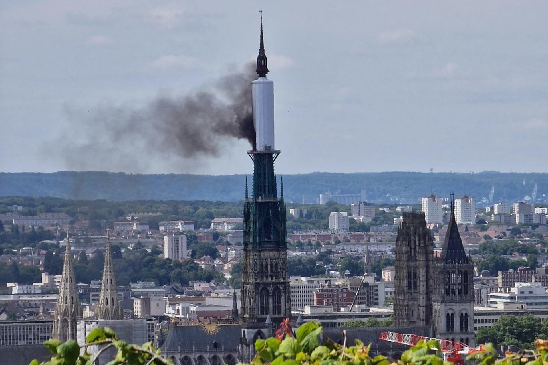 Byggarbetare vid brand på katedral