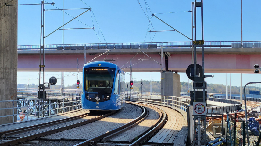Nu rullar spårtrafiken över nya Lilla Lidingöbron   Logo