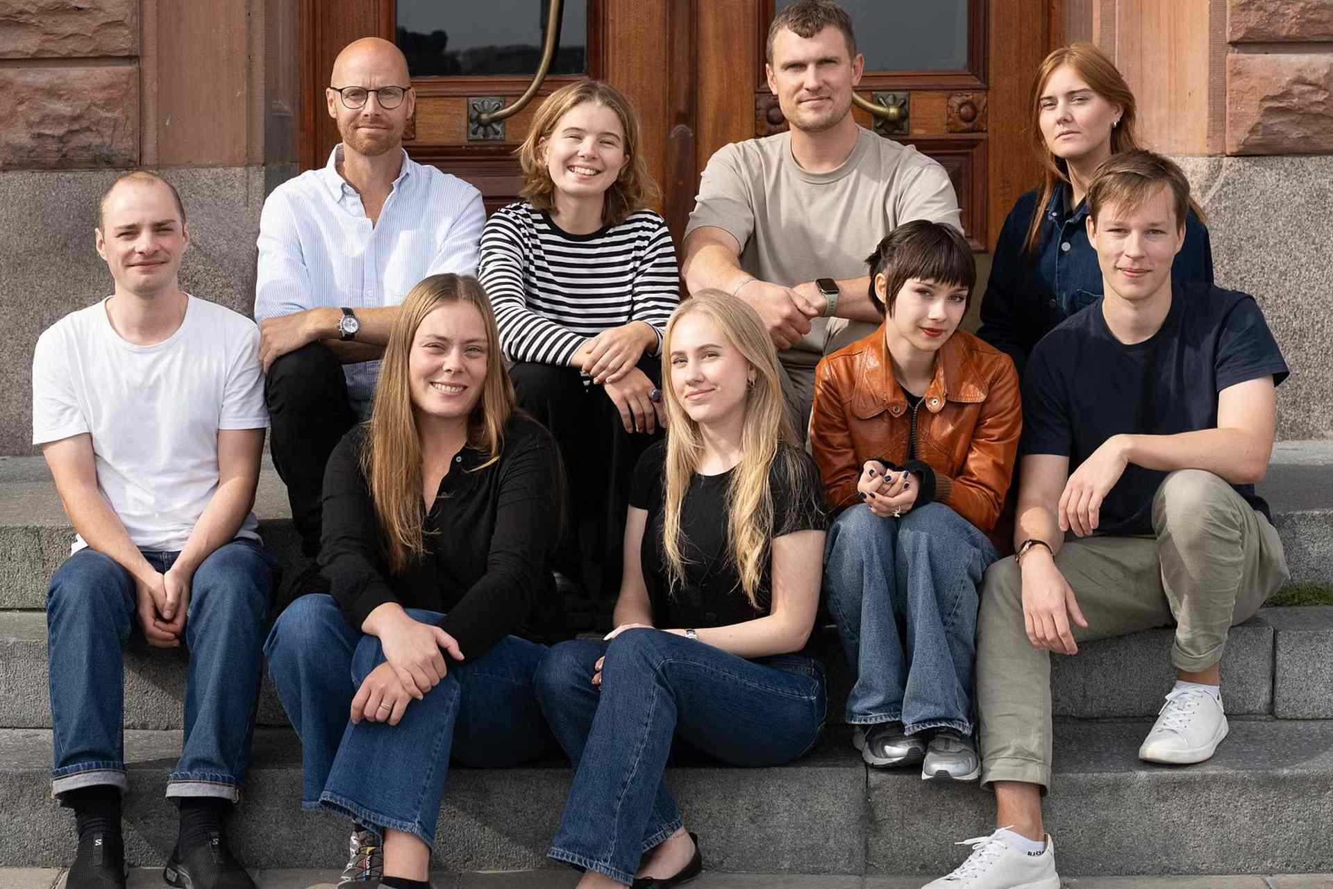 Övre raden fr.v: Martin Edvardsson, Alva Kellström, Erik Olofgörs, Tove Freiij. Nedre raden fr.v: Hugo Kjellman, Moa Takman, Matilda Marcström, Aya Kruuse Stocklassa och Zeke Sunnercrantz