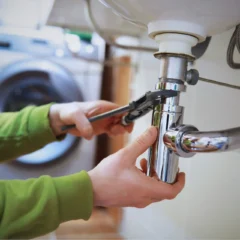 Känd komiker krävs på nära en kvarts miljon kronor
