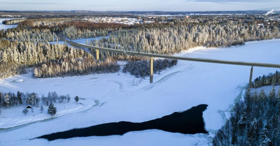 Nu står den svängda, 530 meter långa bron klar Logo