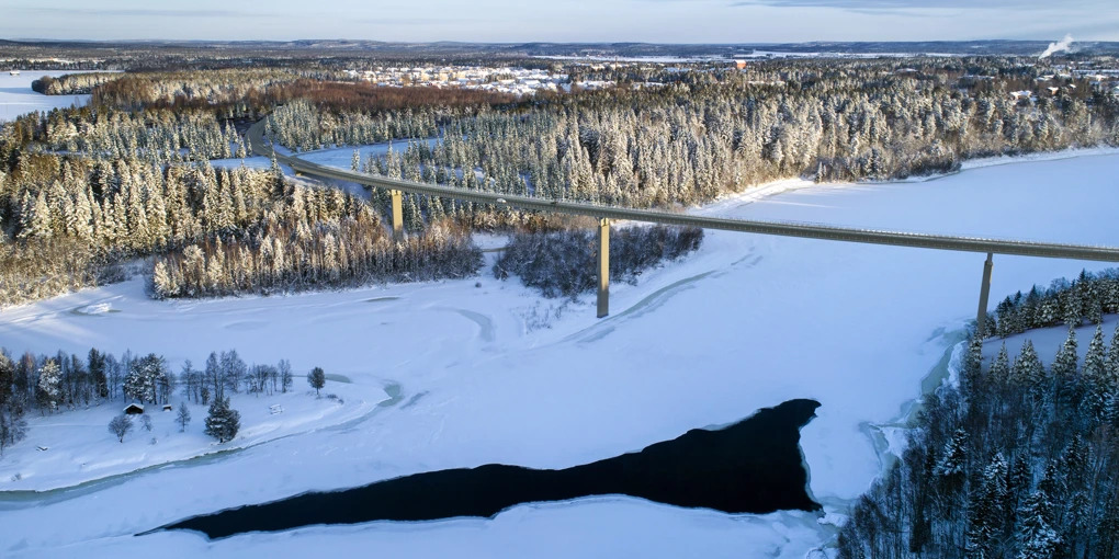 Nu står den svängda, 530 meter långa bron klar