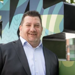 Inledde karriären som snickare – nu blir han regionchef