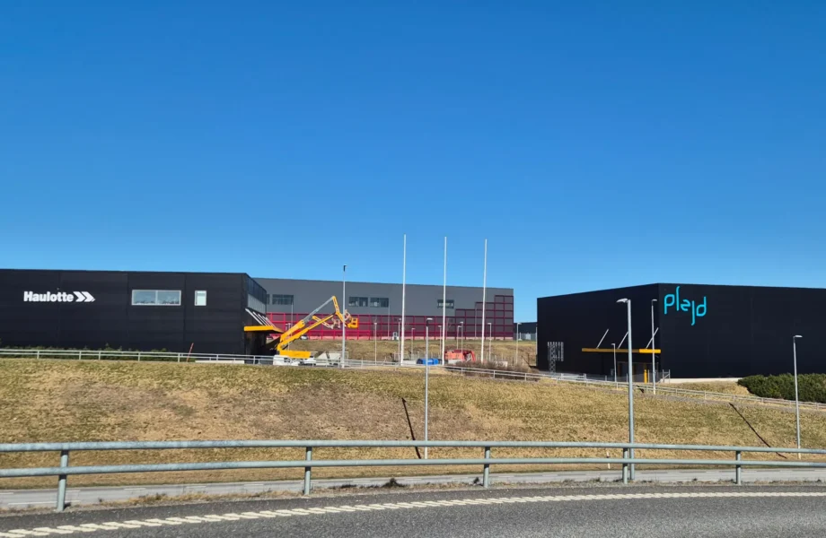 Köper två logistikfastigheter vid flygplats