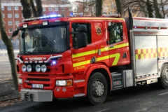 Kraftig brand på sågverk – helikopter vattenbombar