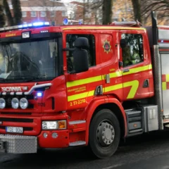 Kraftig brand på sågverk – helikopter vattenbombar
