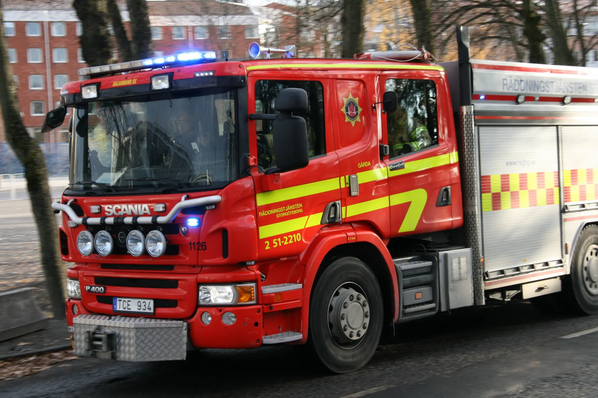 Kraftig brand på sågverk – helikopter vattenbombar