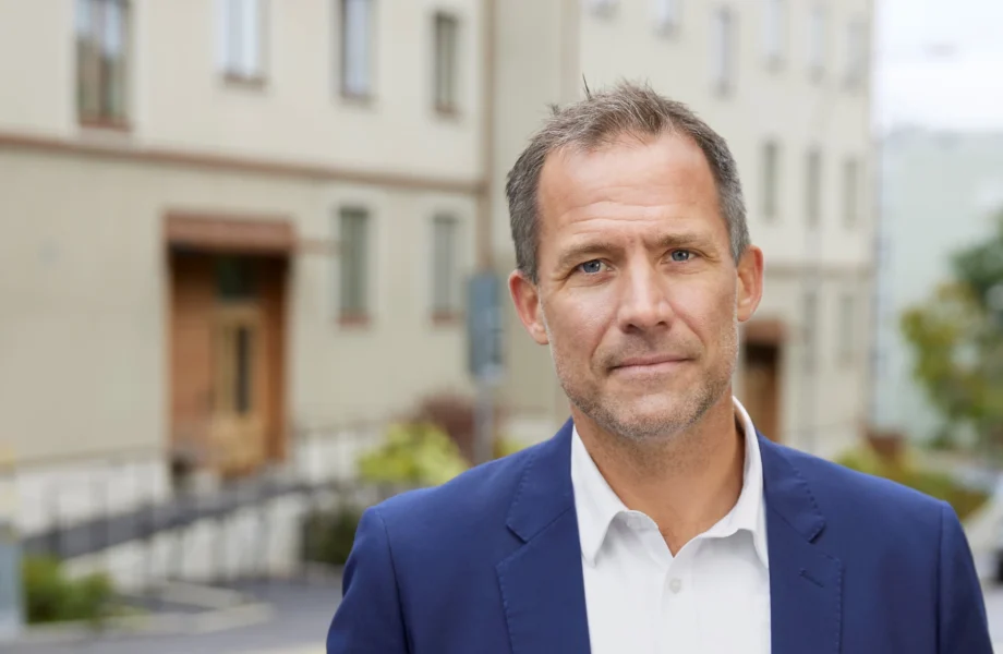 Omfattande vattenläckor i stora prestigebygget