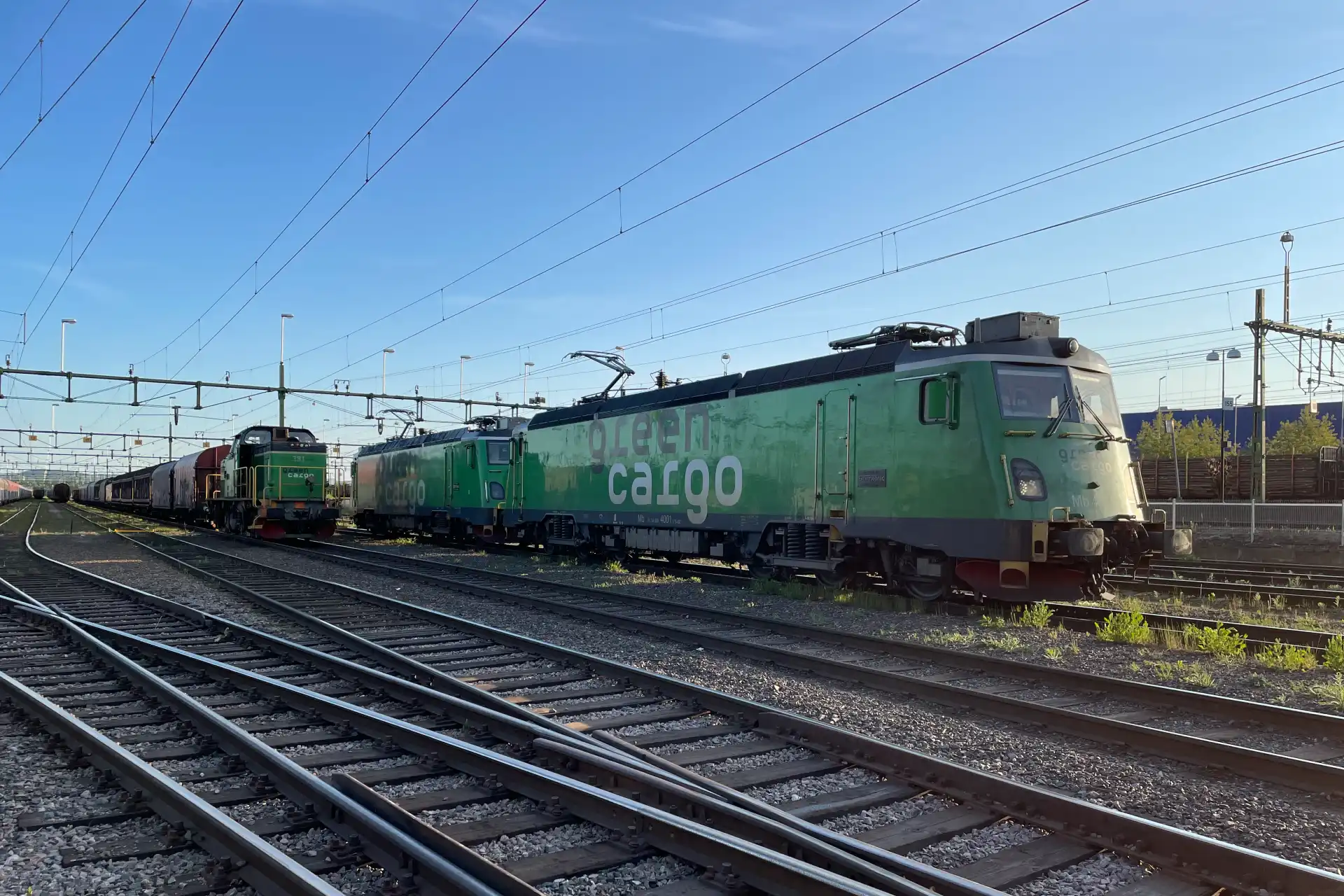 Krisen efter rasen - leveranser för miljarder stoppas