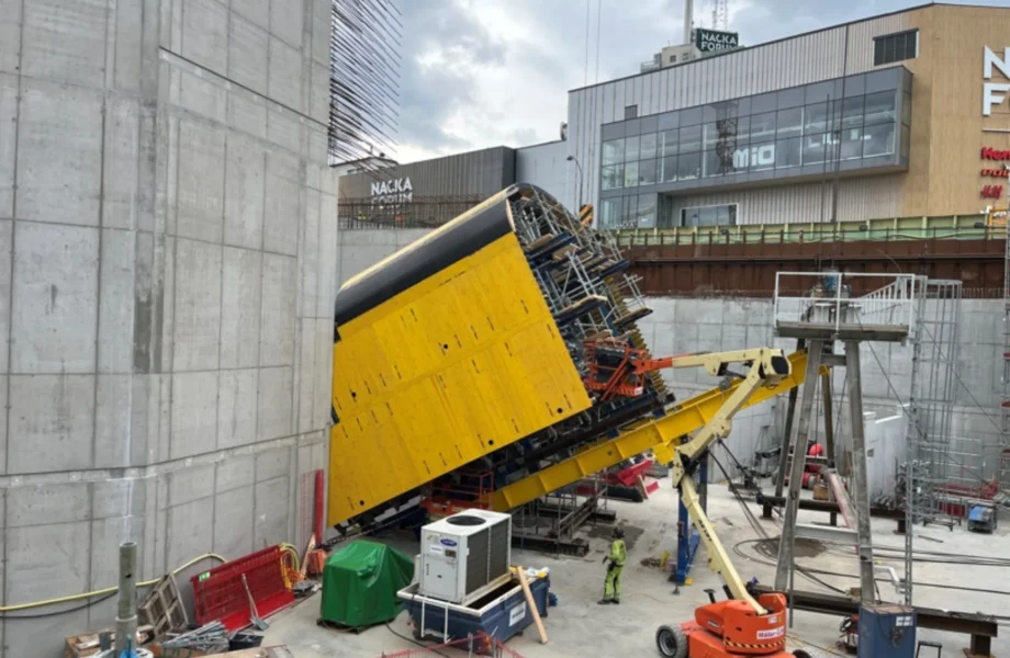 Här byggs landets längsta rulltrappa med avancerad metod