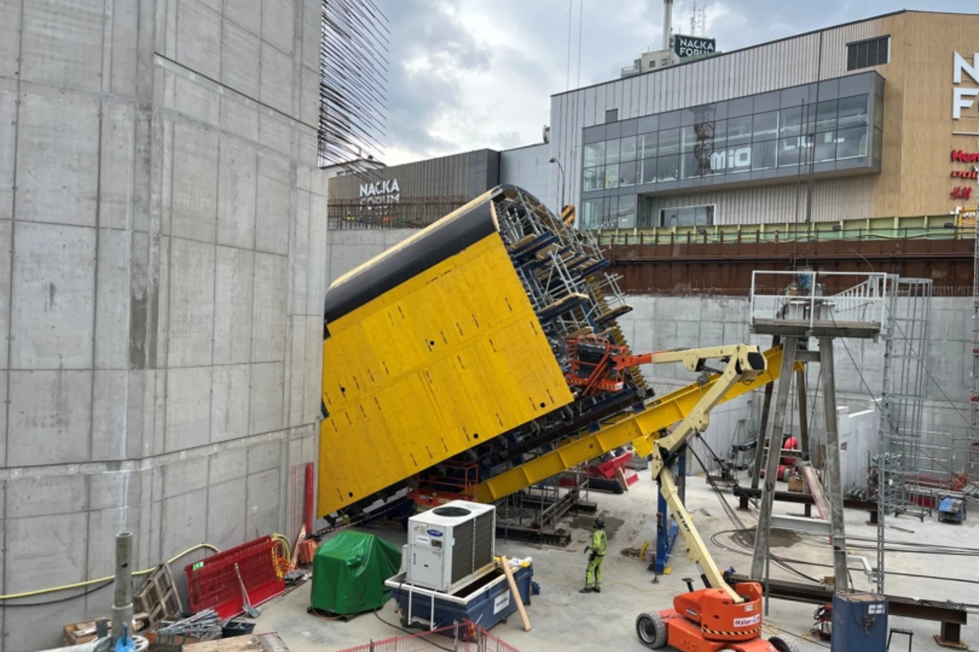 Här byggs landets längsta rulltrappa med avancerad metod