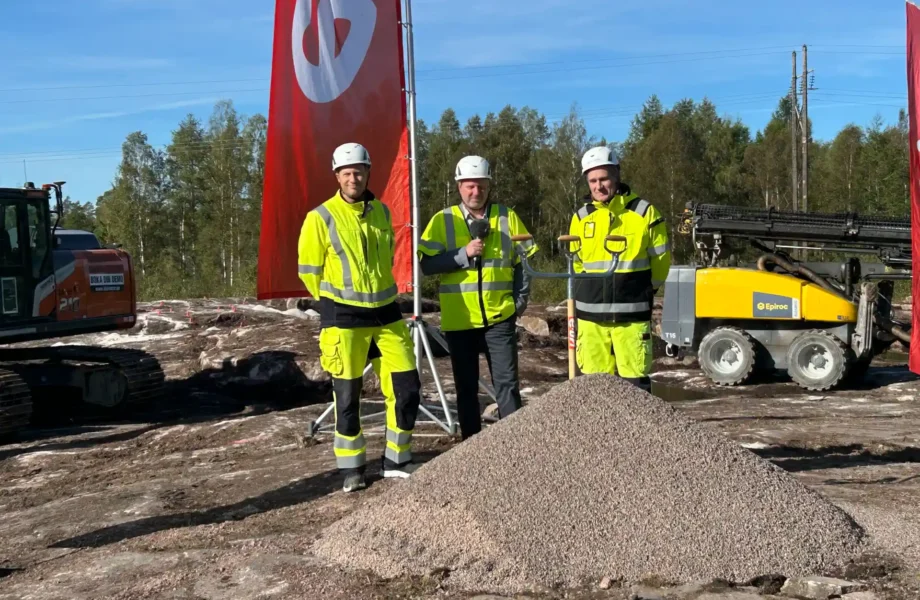 De bygger transformatorstation i trä