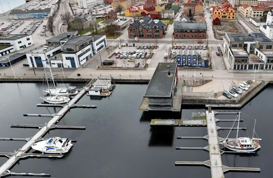 De renoverar Skeppsbrokajen i Karlskrona